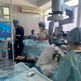 Алматинские офтальмологи вернули зрение мужчине с тяжелой травмой глаза