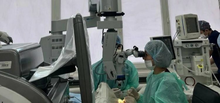 Вернули зрение: офтальмологи провели пациенту сложную операцию