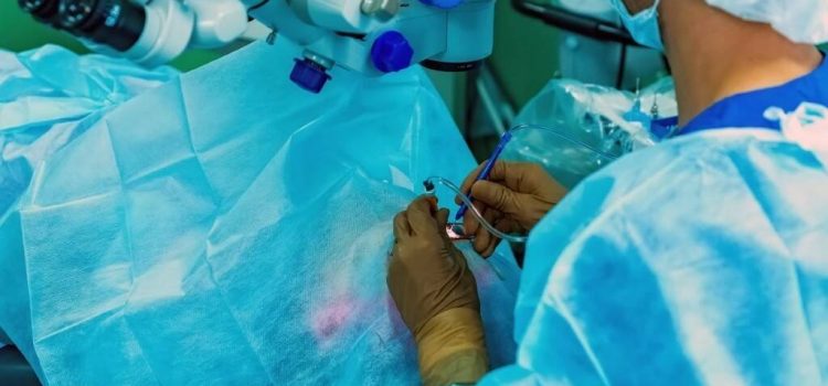 Офтальмологи из Алматы спасли зрение молодому парню, удалив металлическую скобу
