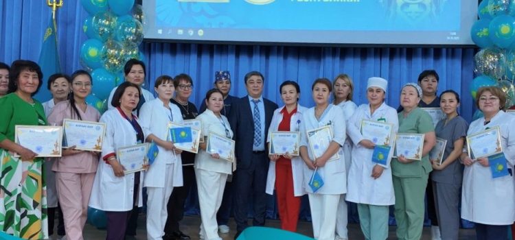 Республика күніне орай Орталық қалалық клиникалық аурухана қызметкерлері марапатталды Республика күніне орай Орталық қалалық клиникалық аурухана қызметкерлері марапатталды