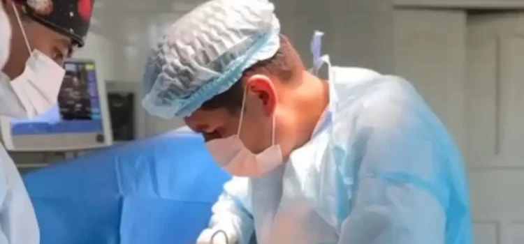 Второй шанс: в Алматы пациенту вернули возможность ходить