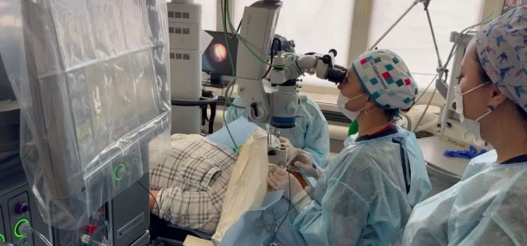 Шансов не было: врачи Алматы спасли глаз и вернули зрение после тяжелой травмы