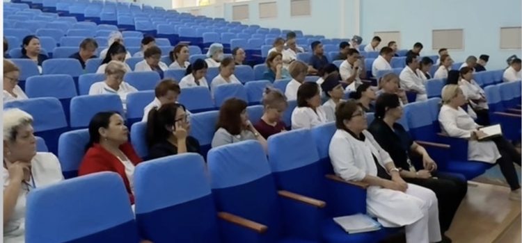Рабочее совещание директора ЦГКБ Алматы Алмата Чорманова с сотрудниками