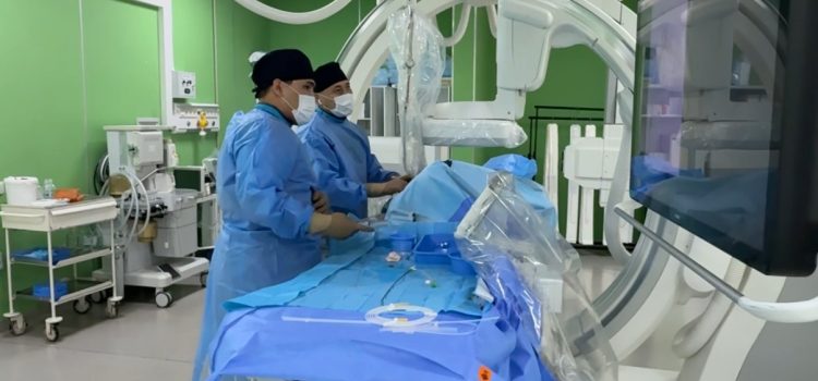 Врачи ЦГКБ Алматы восстановили кровоток в ноге пациента с угрозой ампутации